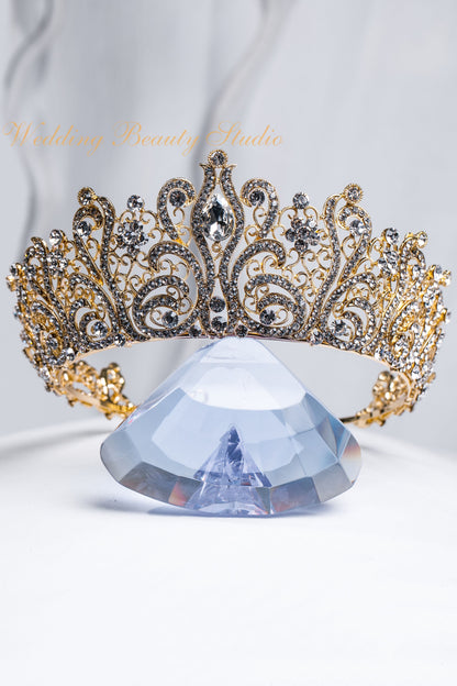 Luxurious gold tiara